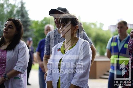 Півтора десятки містян у Кривому Розі мітингували під виконкомом «за зарплати медиків»3
