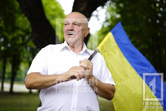 Півтора десятки містян у Кривому Розі мітингували під виконкомом «за зарплати медиків»4