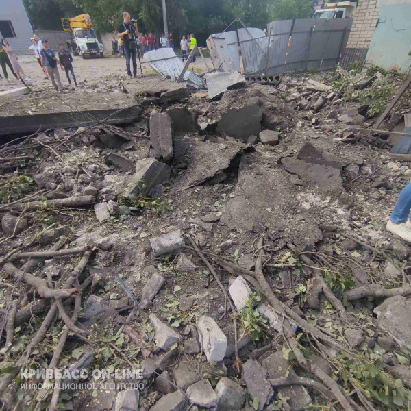 Побиті шибки, посічені стіни, потрощені дерева: наслідки атаки російських безпілотників на Кривий Ріг12
