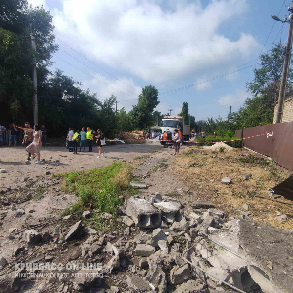 Побиті шибки, посічені стіни, потрощені дерева: наслідки атаки російських безпілотників на Кривий Ріг15
