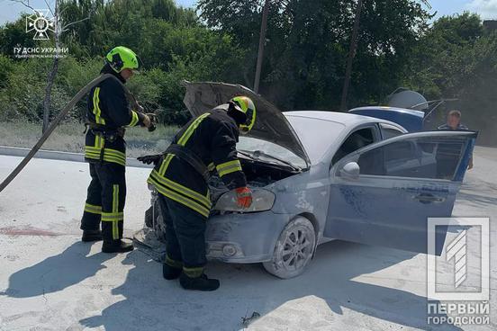 Прямісінько біля заправки: у Кривому Розі спалахнув Chevrolet Aveo2
