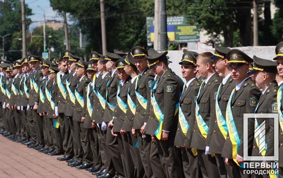 Сталевий гарт, вишкіл, знання та дружба: у Кривому Розі урочисто отримали атестати півтори сотні випускників військового ліцею