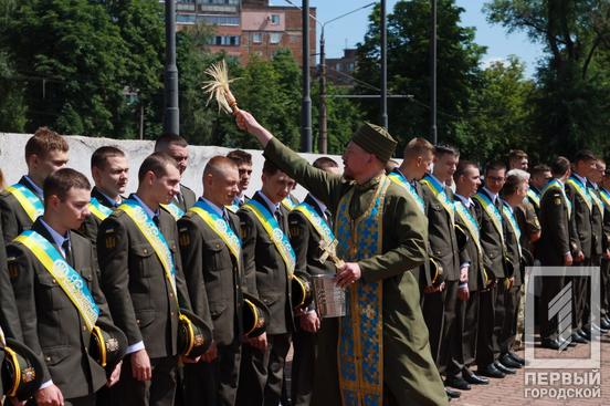 Сталевий гарт, вишкіл, знання та дружба: у Кривому Розі урочисто отримали атестати півтори сотні випускників військового ліцею2