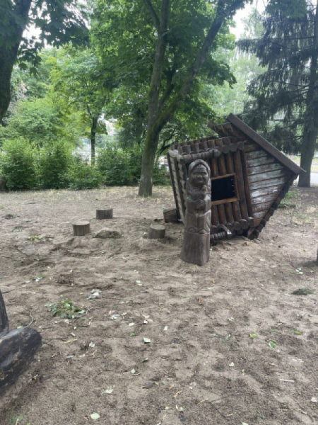 У Кривому Розі невідомі вчинили безлад у мальовничому куточку сквера   3