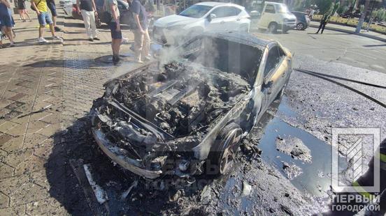 У Кривому Розі невідомий у центрі міста підпалив елітну автівку3