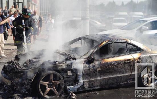 У Кривому Розі невідомий у центрі міста підпалив елітну автівку