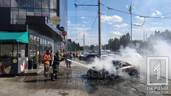 У Кривому Розі невідомий у центрі міста підпалив елітну автівку2