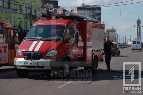 У Кривому Розі невідомий у центрі міста підпалив елітну автівку8