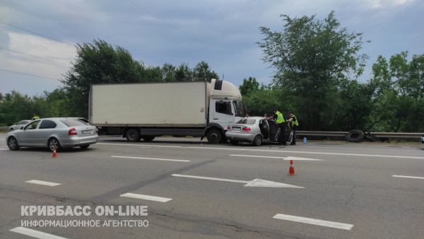 У Кривому Розі зіштовхнулись вантажний та легковий автомобілі, постраждав водій легковика4