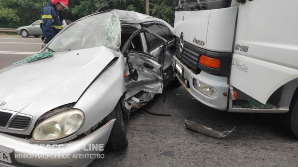 У Кривому Розі зіштовхнулись вантажний та легковий автомобілі, постраждав водій легковика1