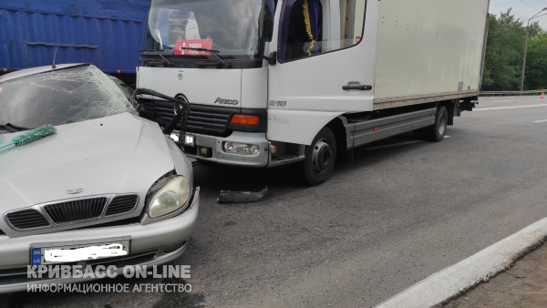 У Кривому Розі зіштовхнулись вантажний та легковий автомобілі, постраждав водій легковика6