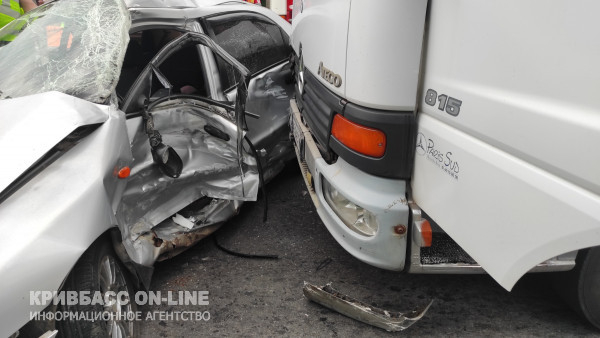 У Кривому Розі зіштовхнулись вантажний та легковий автомобілі, постраждав водій легковика0
