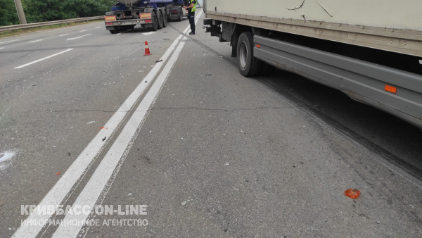 У Кривому Розі зіштовхнулись вантажний та легковий автомобілі, постраждав водій легковика3