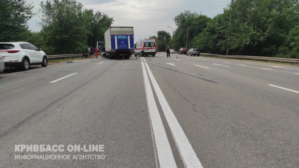 У Кривому Розі зіштовхнулись вантажний та легковий автомобілі, постраждав водій легковика5