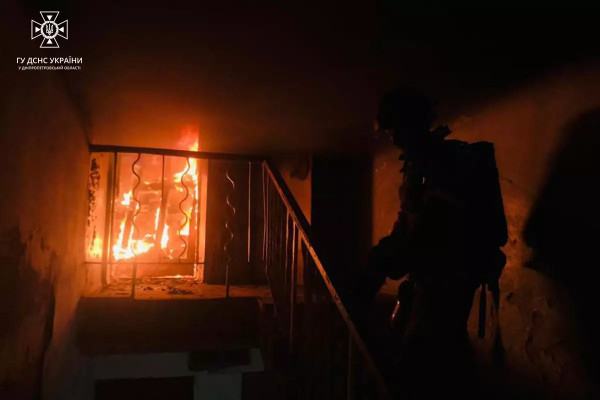 У Криворізькому районі під час пожежі в квартирі отримав травми чоловік, двох чоловіків врятовано вогнеборцями1