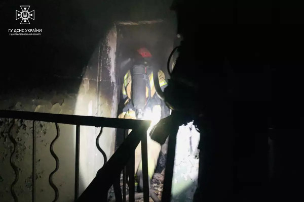 У Криворізькому районі під час пожежі в квартирі отримав травми чоловік, двох чоловіків врятовано вогнеборцями2