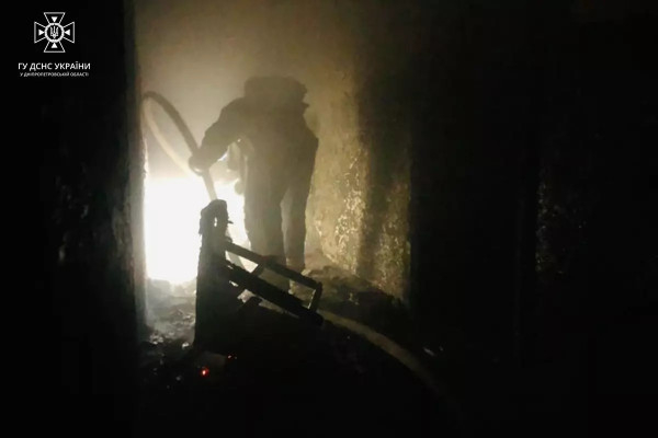 У Криворізькому районі під час пожежі в квартирі отримав травми чоловік, двох чоловіків врятовано вогнеборцями3