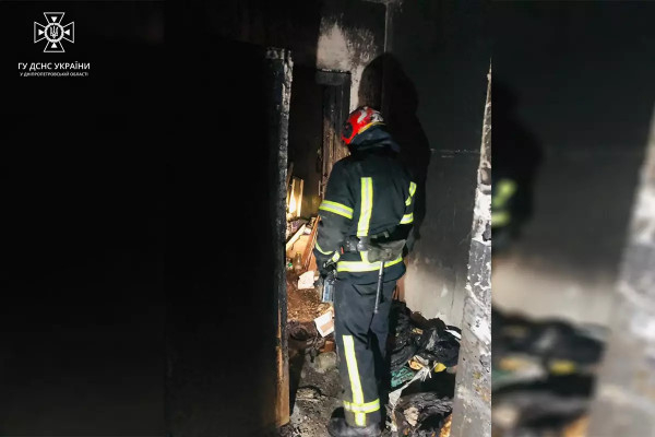 У Криворізькому районі під час пожежі в квартирі отримав травми чоловік, двох чоловіків врятовано вогнеборцями0