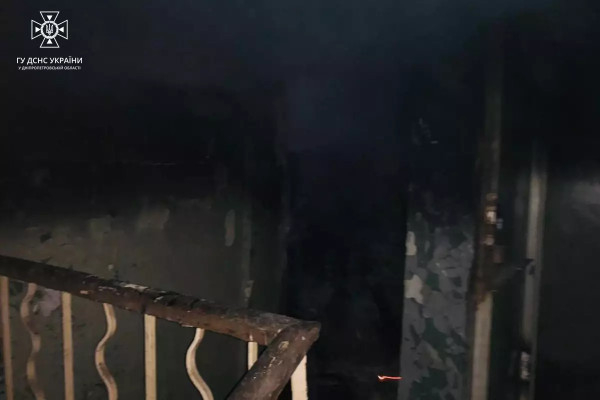 У Криворізькому районі під час пожежі в квартирі отримав травми чоловік, двох чоловіків врятовано вогнеборцями4