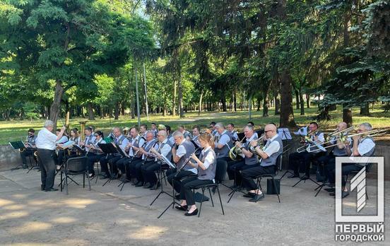 У репертуарі біля 200 композицій: для мешканців Саксаганського району Кривого Рогу грав муніципальний оркестр