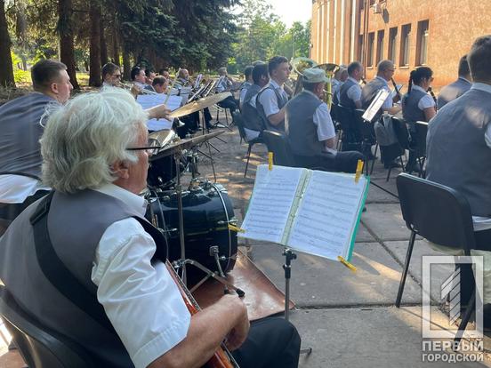 У репертуарі біля 200 композицій: для мешканців Саксаганського району Кривого Рогу грав муніципальний оркестр5