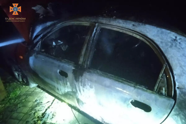 В Кривому Розі у палаючому автомобілі згорів чоловік2