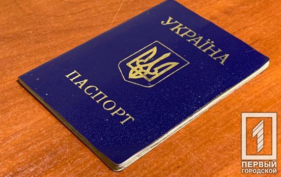 В Україні через скасування ковідного карантину змінили строки вклеювання фото до паспортів