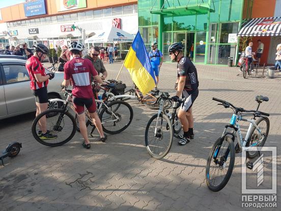 «Важливо пам’ятати своїх воїнів, Герої живуть вічно!»: у Кривому Розі провели велопробіг пам’яті медика Олексія Резніченка6
