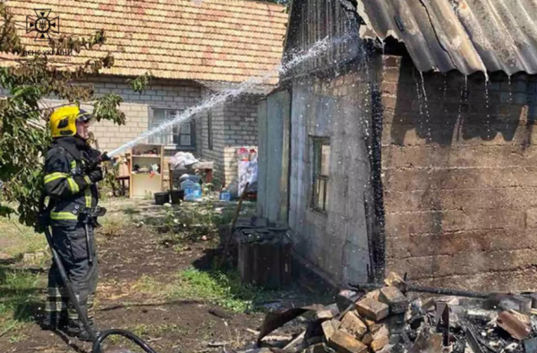 За кілька хвилин вогонь знищив частину домоволодіння на Криворіжжі – фото1
