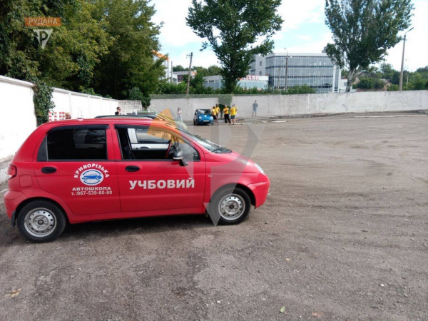 Злодюжки, чи помста за ДТП? У Кривому Розі невідомі розтрощили офіс автошколи5