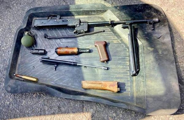 Арсенал в автівці: на Дніпропетрвощині чоловік перевозив в авто боєприпаси та деталі для зброї3