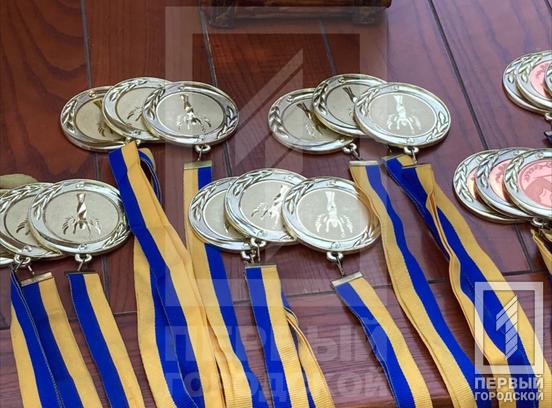 День молоді зі спортивним присмаком: у Кривому Розі змагалися армрестлери2