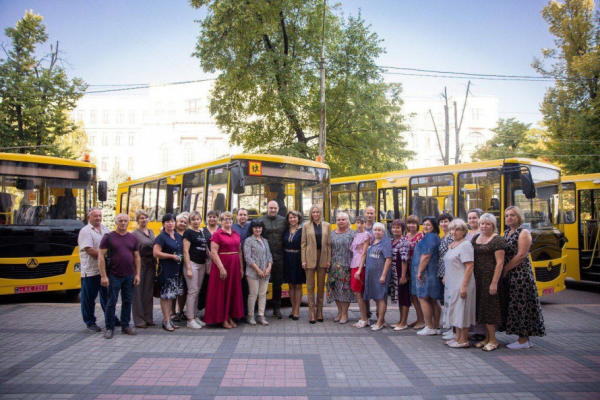 До школи готові: мешканці Новопільської громади на Криворіжжі отримали шкільні автобуси1