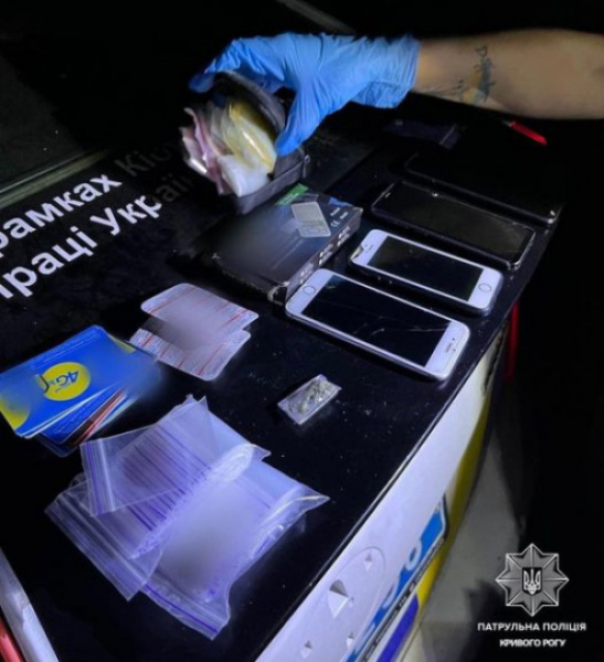 Криворізькі патрульні зупинили авто і виявили торговців наркотиками0