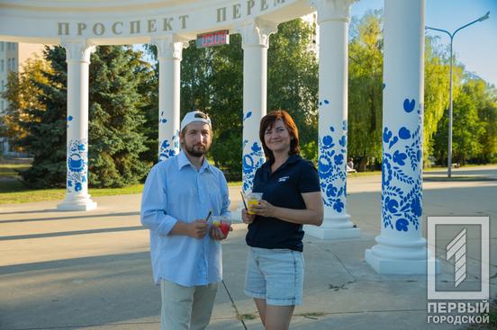 На житломасиві Інгулець у Кривому Розі розписують колони до Дня Незалежності3