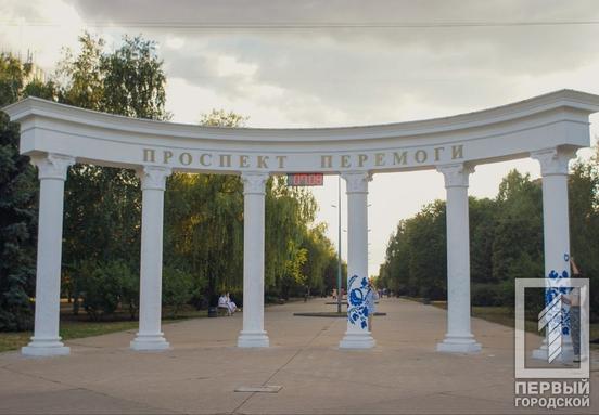 На житломасиві Інгулець у Кривому Розі розписують колони до Дня Незалежності4