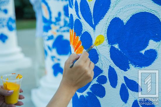 На житломасиві Інгулець у Кривому Розі розписують колони до Дня Незалежності2