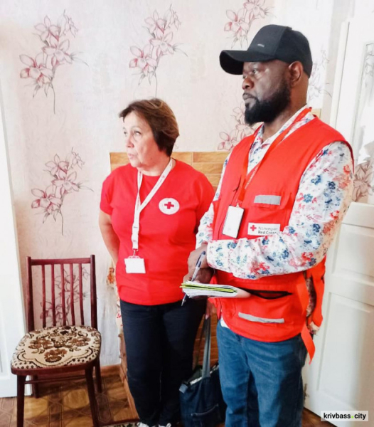 Не самотні: у Криворізькому районі волонтери Червоного Хреста опікуються пенсіонерами3