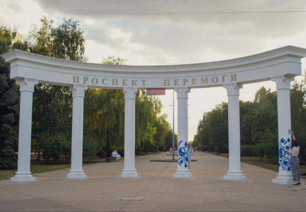 Петриківський розпис на колонаді: До дня незалежності у Кривому Розі працівники Метінвесту подарували містянам новий арт-об’єкт7