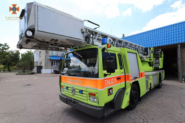Рятувальники Дніпропетровщини отримали від іноземних партнерів пожежну висувну автодрабину та каски4