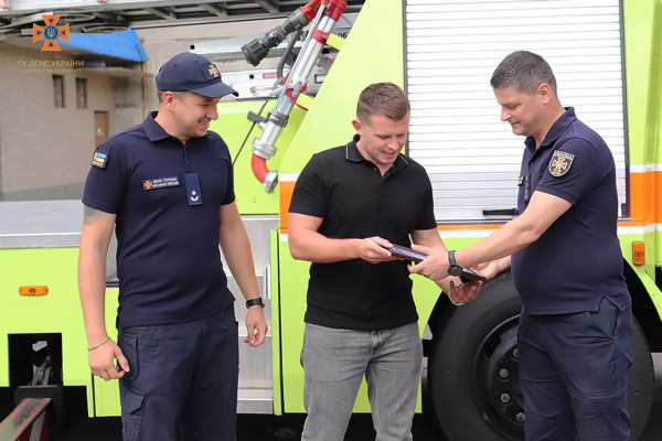 Рятувальники Дніпропетровщини отримали від іноземних партнерів пожежну висувну автодрабину та каски0