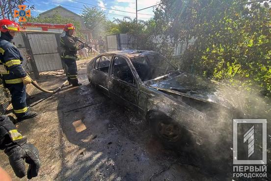 У Довгинцівському районі Кривого Рогу вщент згорів Opel Kadett2