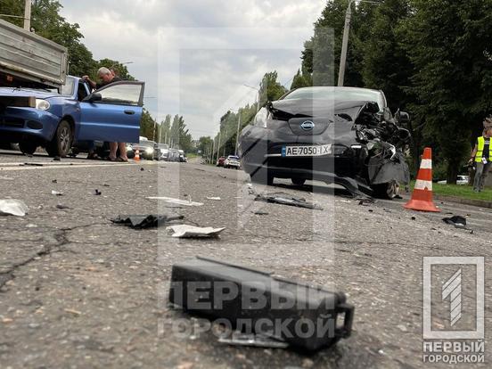 У Кривому Розі на вулиці Калнишевського зіткнулися п’ять машин4