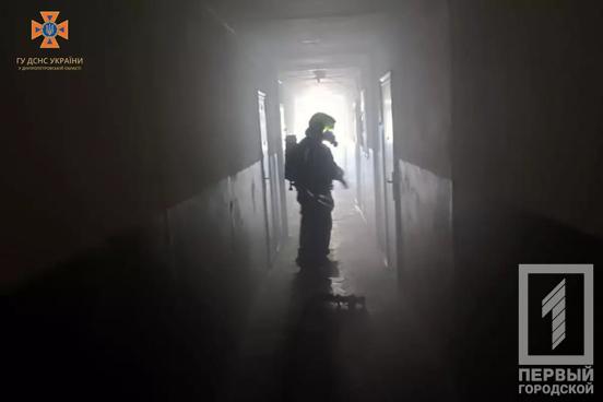 У Кривому Розі з пожежі вогнеборці врятували родину з 1-річним малюком2