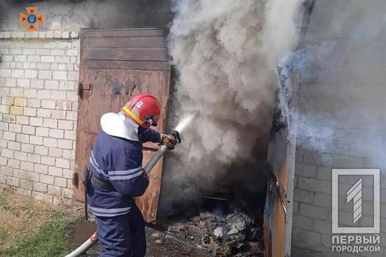 У селищі неподалік від Кривого Рогу горіли гаражі з автівками2