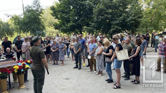 «Він був гаряче серце»: Кривий Ріг простився з полеглим бійцем  Валерієм Левіним1