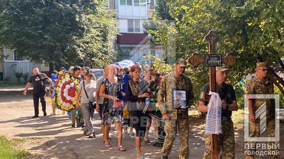 «Завжди був на позитиві»: криворіжці провели в останню путь бійця Сергія Кір’янова8