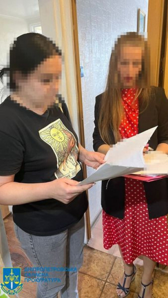 2 тисячі доларів за незаконні послуги: на Дніпропетровщині жінка підроблювала медичні документи для перетину державного кордону чоловіками призовного віку3