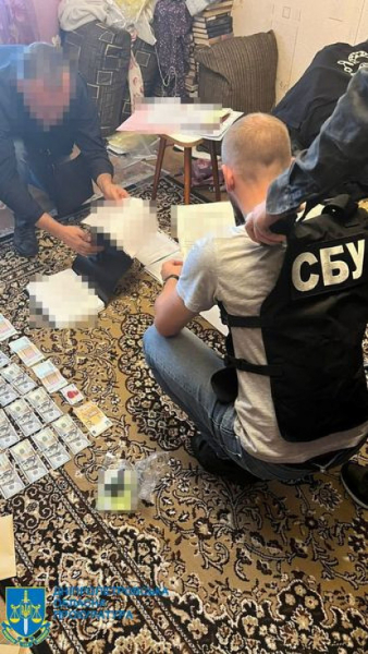 2 тисячі доларів за незаконні послуги: на Дніпропетровщині жінка підроблювала медичні документи для перетину державного кордону чоловіками призовного віку2