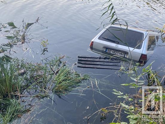 Бульк, і у воді: у Центрально-Міському районі Кривого Рогу чоловік випадково втопив свій Mercedes1